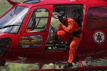 Bombeiros resgatam vítimas dos escombros no Rio de Janeiro