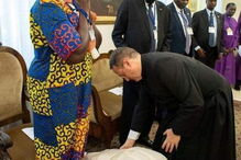 Papa Francisco beija os pés dos líderes rivais do Sudão do Sul para promover a paz no país