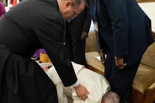 Papa Francisco beija os pés dos líderes rivais do Sudão do Sul para promover a paz no país