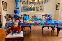 Ladrões roubam presentes a menino e polícia decide surpreendê-lo 