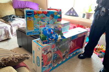 Ladrões roubam presentes a menino e polícia decide surpreendê-lo 