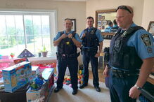 Ladrões roubam presentes a menino e polícia decide surpreendê-lo 