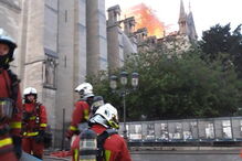 Bombeiros combatem o fogo em Notre-Dame