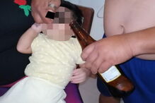 Homem obriga sobrinho de três meses a beber cerveja em festa