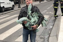 Encontrada estátua que estava no topo do pináculo de Notre-Dame que ruiu com as chamas 