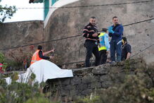 Autocarro com 57 passageiros caiu de ribanceira na Madeira