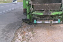 Homem em estado grave após ser esmagado entre viatura de recolha de lixo e carro em Faro