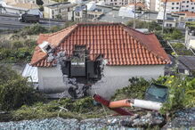 Autocarro caiu sobre casa e matou 29 pessoas na Madeira
