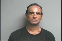  Homem leva iguana debaixo de blusa e atira-a a gerente de restaurante