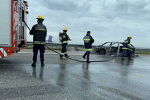 Carro destruído pelas chamas na A12 à saída da Ponte Vasco da Gama