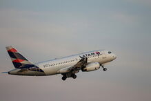 Menino de 12 anos sozinho e sem bilhete viaja de avião no Brasil. Ninguém se apercebeu