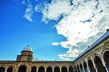 A mesquita Al-Zaytua é a mais antiga de Túnis e exibe 160 colunas trazidas de Cartago