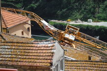 Grua cai e danifica quatro casas no centro do Porto