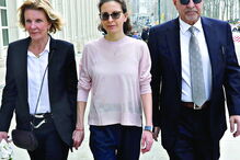 Clare Bronfman à chegada ao Tribunal de Brooklyn, onde foi ouvida 