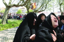 Carpideiras, em pranto, durante o cortejo, até cumprimento da sentença