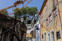 Grua danifica casas no Porto