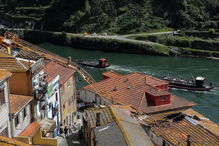 Grua danifica casas no Porto