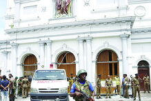 Vigilância no exterior de uma igreja  