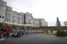 Adeptos esperam autocarro do Benfica junto a rotunda do Estádio da Luz