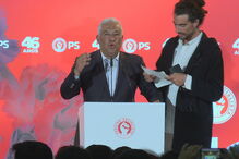 Jovens interrompem discurso de Costa no aniversário do PS