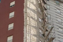 Bombeiros retiram andaime em risco de queda em Setúbal