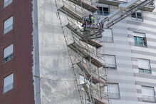 Bombeiros retiram andaime em risco de queda em Setúbal