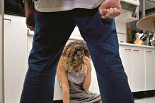 Vítima foi agredida pelo agressor, que lhe controlava os movimentos