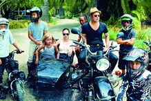 O ator Brad Pitt, ex-marido da atriz, com os  filhos, Shiloh, de 12 anos, Pax, de 15, Zahara, de 14 (estes dois também adotados), Maddox, de 17, e os gémeos Knox e Vivienne, de 10.  Angelina Jolie tem a custódia dos filhos, mas Brad Pitt passa muito tempo com eles 