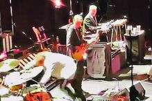 Dylan na altura em que quase caiu em palco, durante um concerto  