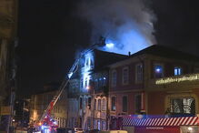 Incêndio no centro histórico do Porto destrói casa onde nasceu Almeida Garrett e fere dois bombeiros 