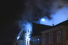 Incêndio no centro histórico do Porto destrói casa onde nasceu Almeida Garrett e fere dois bombeiros 