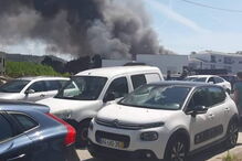 Chamas consomem fábrica de estofos em Paredes