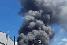 Chamas consomem fábrica de estofos em Paredes