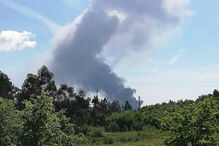 Chamas consomem fábrica de estofos em Paredes