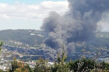 Chamas consomem fábrica de estofos em Paredes