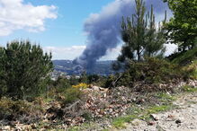 Chamas consomem fábrica de estofos em Paredes