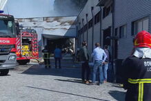 Chamas consomem fábrica de estofos em Paredes 