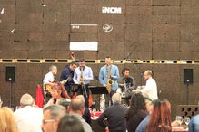 Público ficou sentado em mesas e banco feitos com blocos de cortiça produzidos dentro da corticeira  