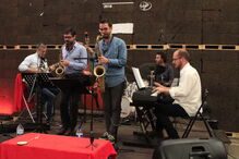 Público ficou sentado em mesas e banco feitos com blocos de cortiça produzidos dentro da corticeira  