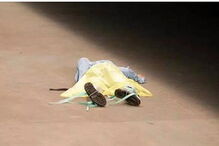 Tales Cotta, de 26 anos, caiu desamparado na passerelle da da 47ª edição da São Paulo Fashion Week.