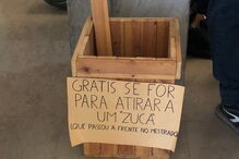 Caixa com pedras na Universidade de Lisboa