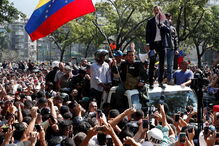 Juan Guaidó rodeado de apoiantes em Caracas