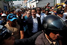 Juan Guaidó rodeado de apoiantes em Caracas