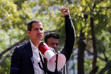 Juan Guaidó rodeado de apoiantes em Caracas