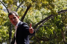 Juan Guaidó rodeado de apoiantes em Caracas