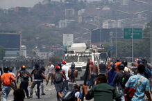 Tensão e troca de tiros. Tanques da Guarda Nacional atropelam civis nas ruas de Caracas