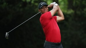 Tiger Woods volta à competição 10 meses depois de grave acidente automóvel
