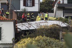 Autocarro com 57 passageiros caiu de ribanceira na Madeira