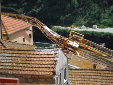 Grua cai e danifica quatro casas no centro do Porto