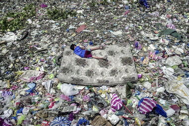 A criança que Mário Cruz apanhou no rio Pasig